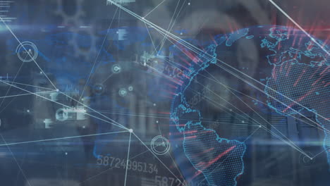 animación del globo sobre el procesamiento de datos y el hombre de negocios caucásico usando computadora