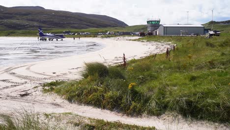 disparo de un avión de pasajeros después de aterrizar en la playa en el aeropuerto de barra
