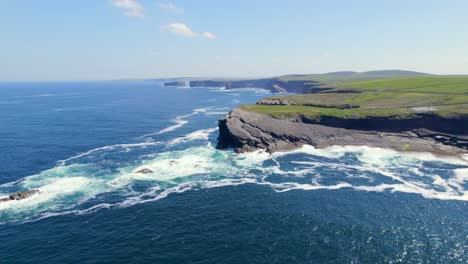 Vista-Aérea-De-Giro-De-Los-Acantilados-De-Kilkee-En-Irlanda