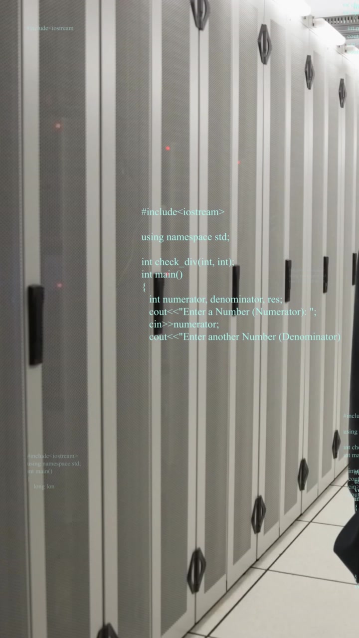 Animazione di elaborazione dati su uomo d'affari caucasico con mappamondo in sala server