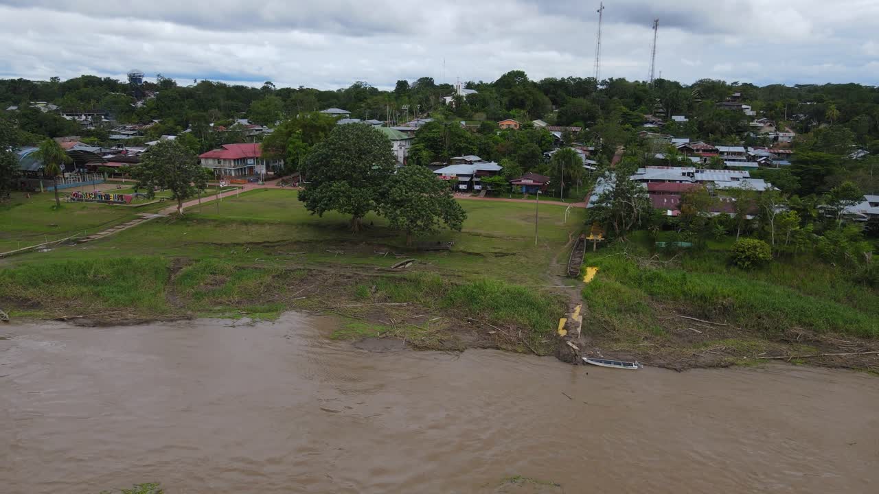 콜롬비아의 밝고 화창한 날 아마존 숲에 있는 통나무집의 경치 좋은 전망, 아마존 강을 배경으로