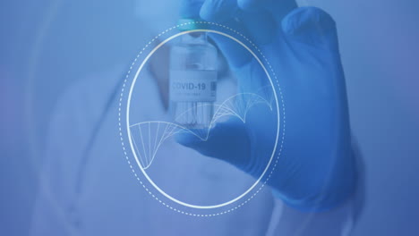 estructura de adn girando sobre la sección media de la doctora que tiene la vacuna contra la covid-19