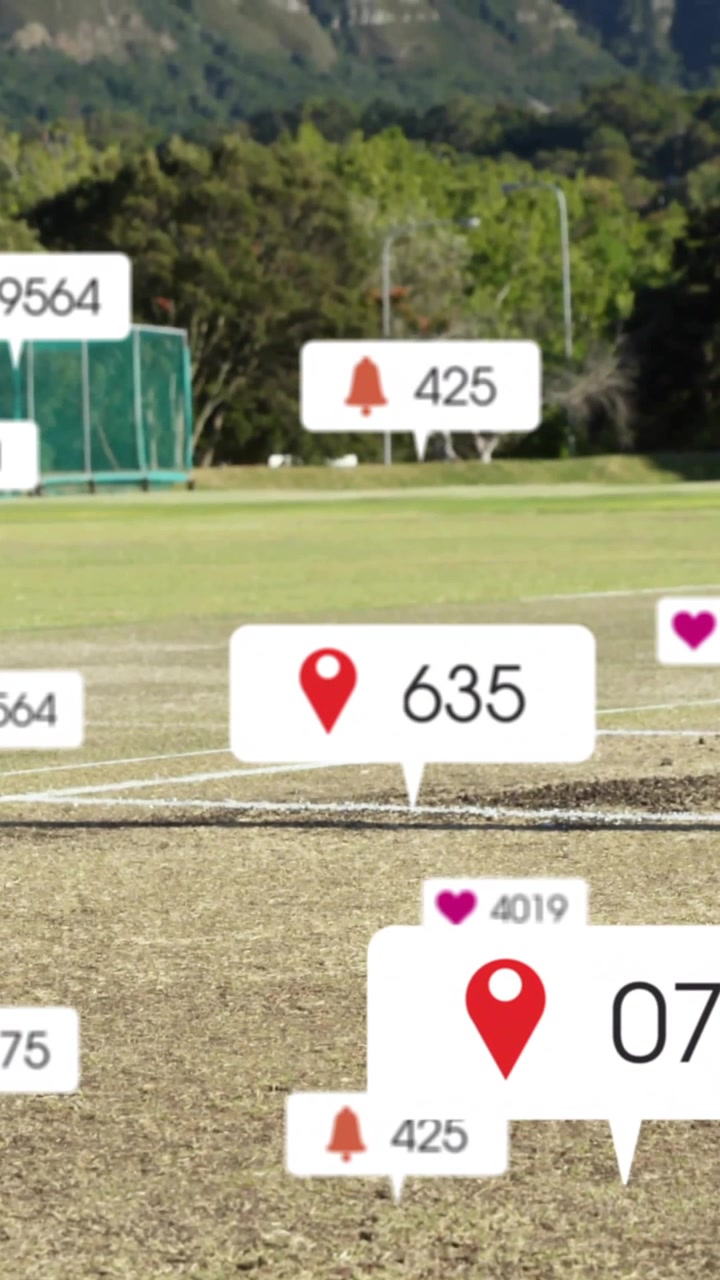 Animazione di notifiche di social media su un rullo su un campo da cricket soleggiato.