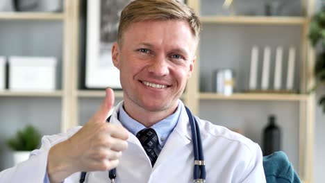 pulgares hacia arriba sonriendo médico confiado