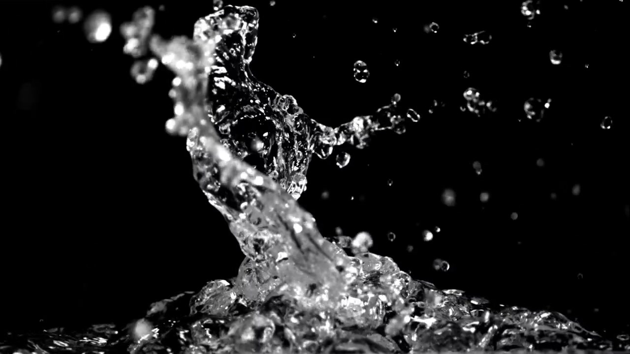 Schizzo d'acqua dinamico e goccioline al rallentatore