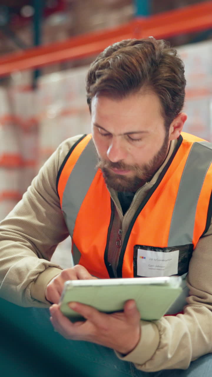 Lavoratore di magazzino che usa un tablet