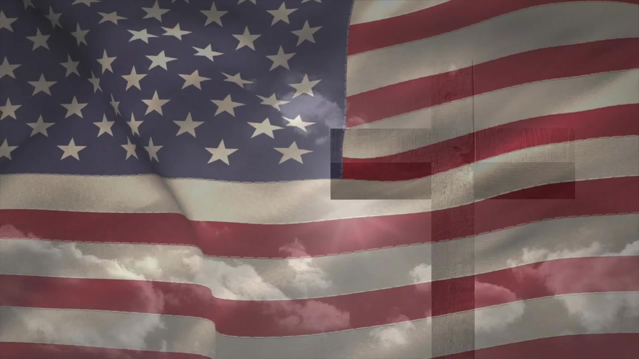 Amerikansk flag reagerer på let brise, derefter bølger og kruser vindstød under flimrende sol.