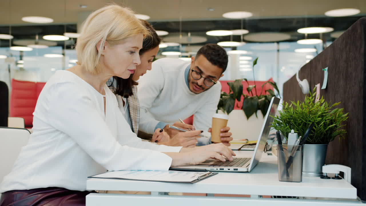 Teamsamarbejde på moderne kontor