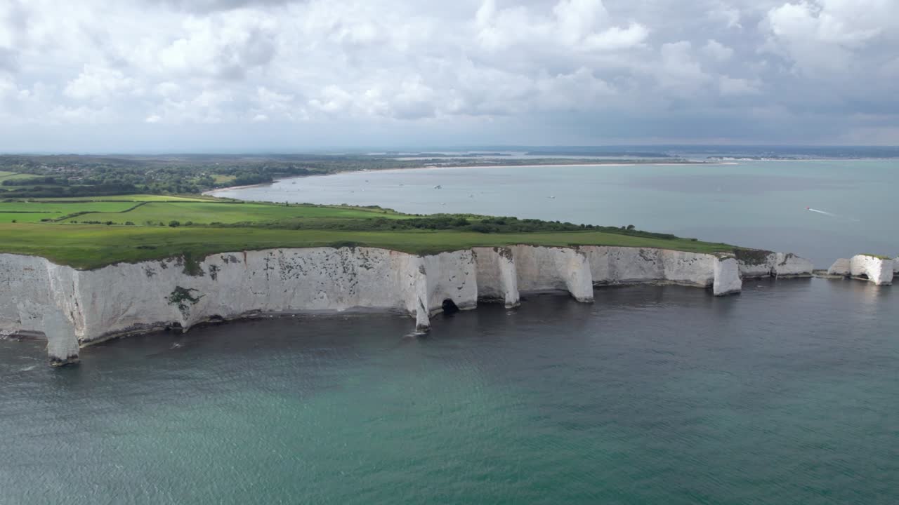 las imágenes aéreas de los drones de old harry rocks.