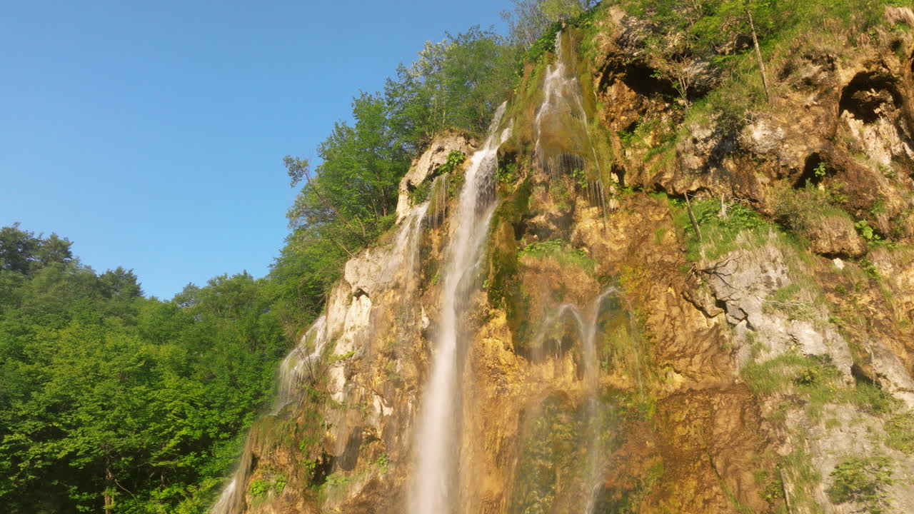 la cascada de veliki slap en una mañana soleada en el parque nacional de los lagos de plitvice, croacia