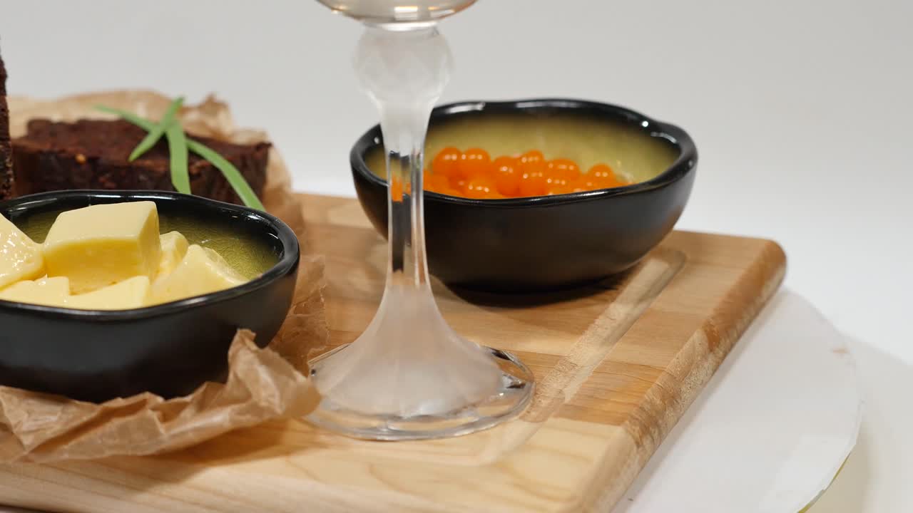 pastel de chocolate, mantequilla y caviar como aperitivo