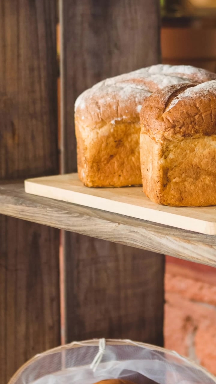 Animation of bread loafs on shelves in schop