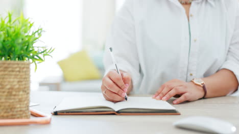 primer plano, manos y mujer con cuaderno