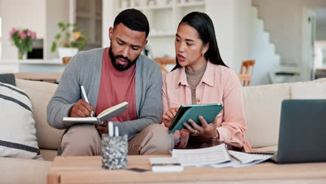 Pareja,-Escritura-Y-Planificación-En-Tableta-Para-El-Hogar