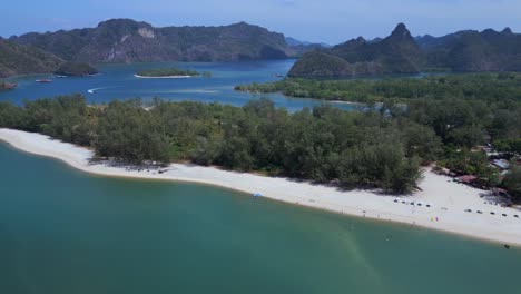 Isla-En-La-Playa-De-Arena-Malysia-Langkawi