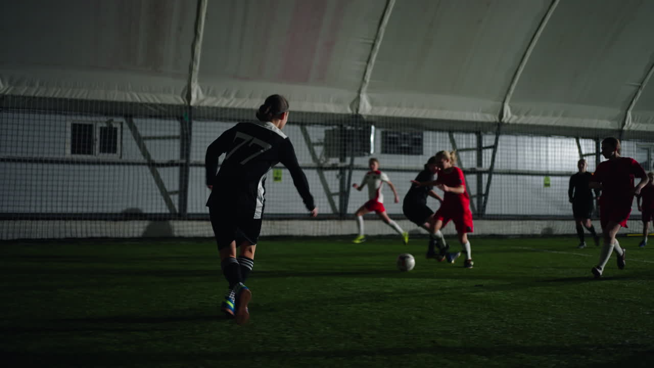 축구 선수 들 이 실내 에서 연습 하고 있다