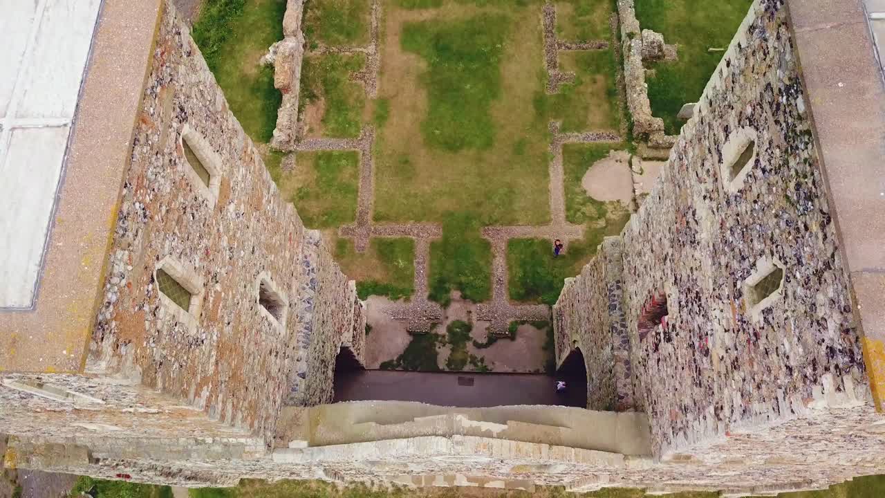 una hermosa antena de drones sobre las torres reculver una abadía abandonada en kent inglaterra 2