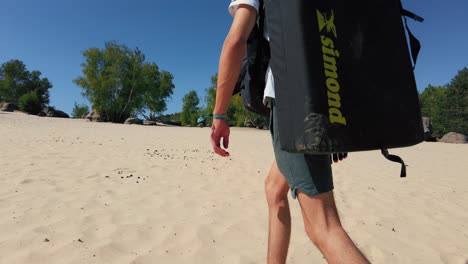 joven adolescente con crashpad en la espalda camina a través de las dunas de arena fontainebleau cul de chien