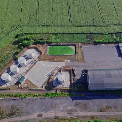 vista aérea de una instalación industrial en un paisaje agrícola