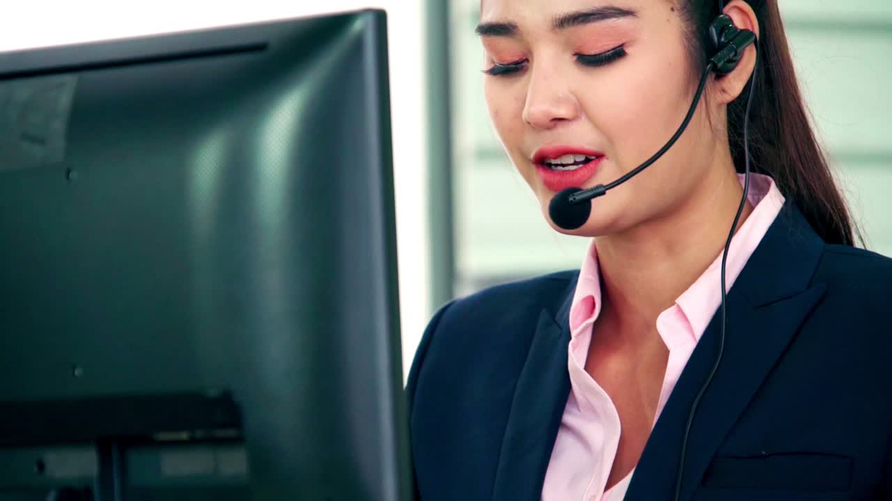 Forretningsfolk med headset som jobber på kontor