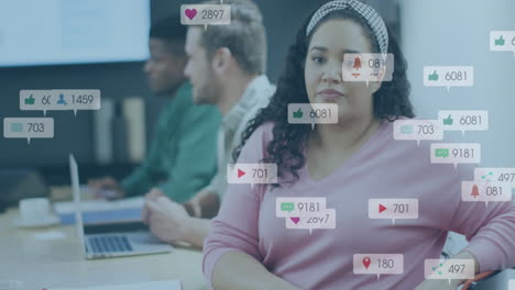 animación de iconos de las redes sociales contra una mujer biracial hablando con su colega en la oficina