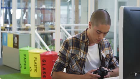joven que trabaja en una oficina creativa