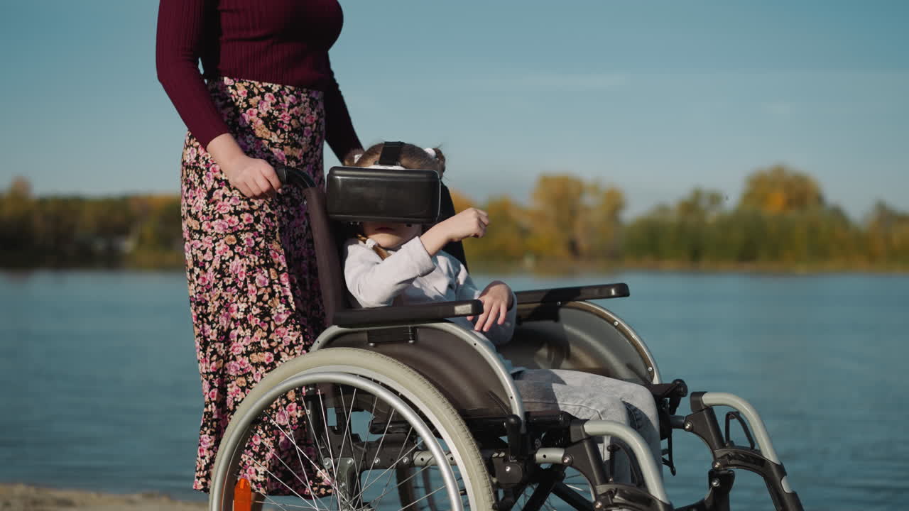 niño en la rueda juega un juego digital en gafas de realidad virtual