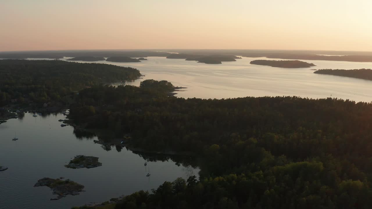 fotografía de avión no tripulado del archipiélago de estocolmo en suecia durante la puesta de sol