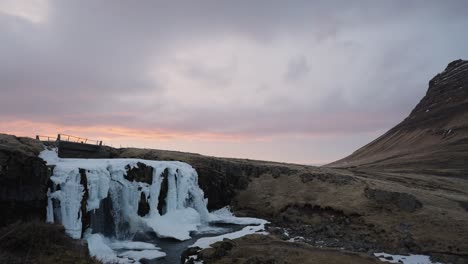 Paisaje-De-La-Montaña-Kirkjufell-Y-La-Cascada-Kirkjufellsfoss-Durante-La-Hora-Dorada