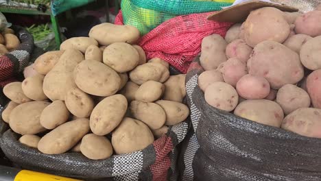 Video-De-Sacos-De-Papas-En-Un-Mercado-En-Lima,-Peru