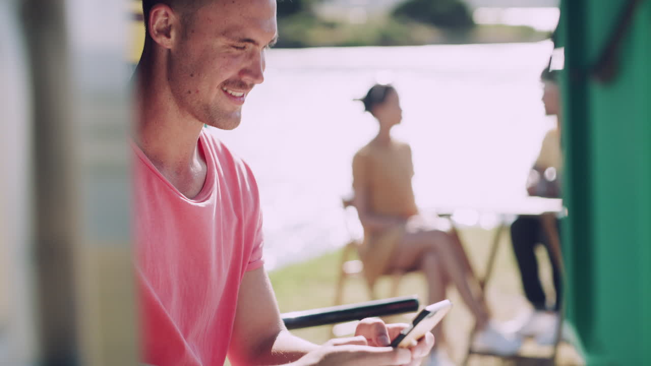 그녀가 우리의 더블 데이트에 나타나기를 바랍니다.