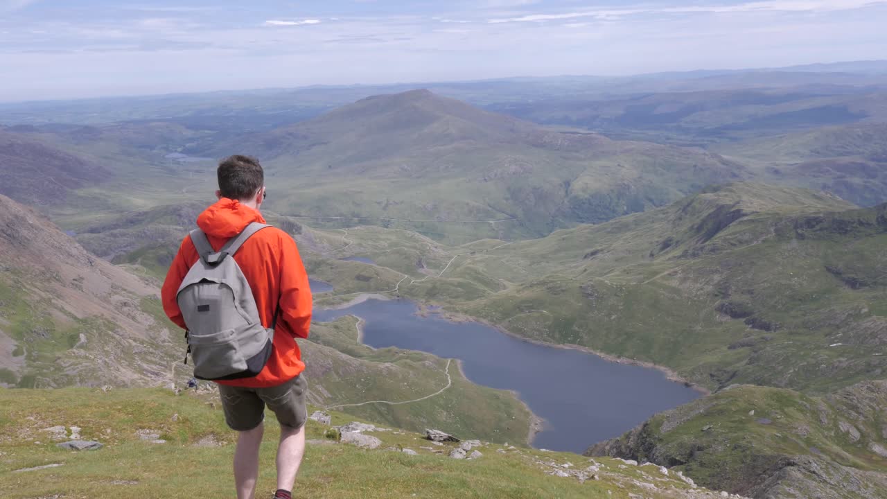 Snowdon Dağı Zirvesi'ndeki genç yürüyüşçü