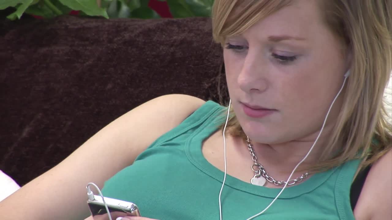 женщина отдыхает дома.