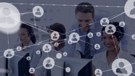 animación de iconos conectados sobre el gerente que asiste a los agentes de servicio al cliente en la oficina