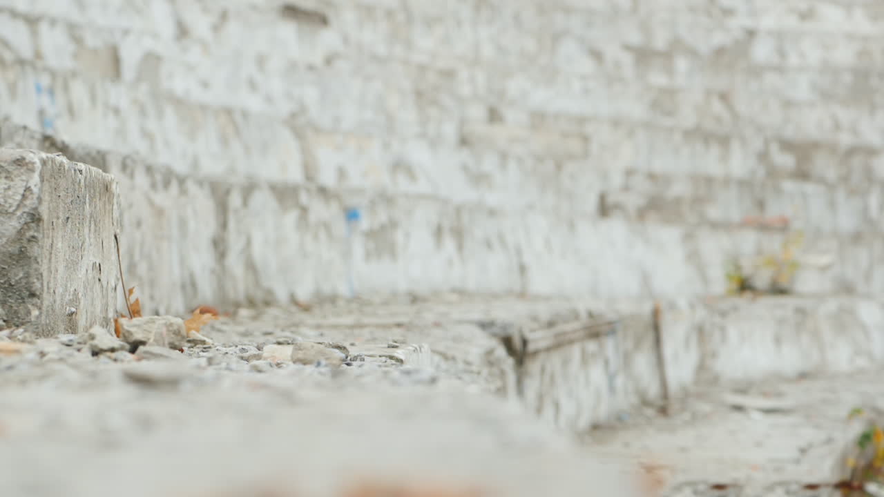 스포츠 드론이 벽에 부딪혀 실패한 기동에 충돌합니다.