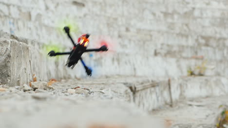 un dron deportivo choca contra una pared y choca con una maniobra fallida