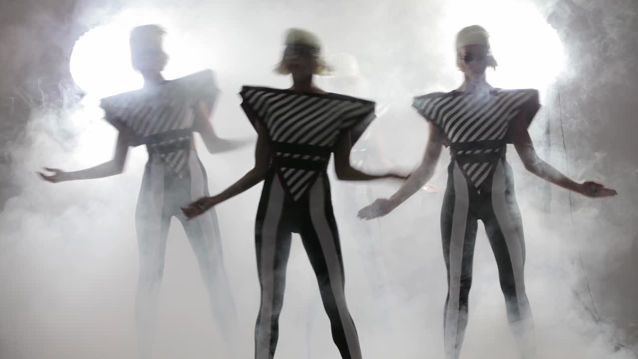 bailarines elegantes con trajes futuristas