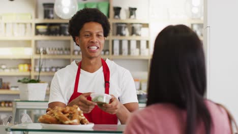 animación de un feliz camarero biracial vendiendo comida a una cliente femenina