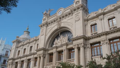 Revealing-shot-of-Valencia-city-center