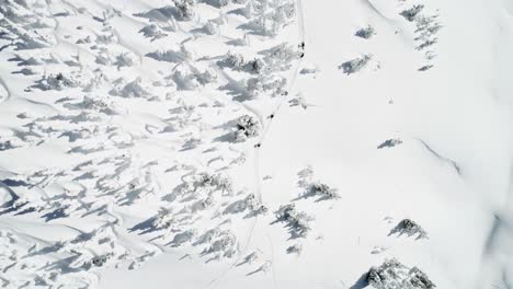 Skifahrer-Wandern-Auf-Einem-Schneebedeckten-Berg-4k