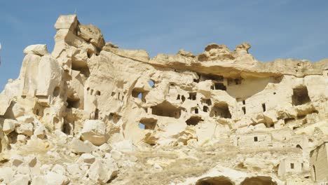 Encantadoras-Casas-Cueva-Turcas-Antiguas-De-Roca-Dominan-El-Paisaje-Escénico