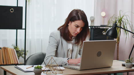 mujer de negocios ocupada pensando en un importante proyecto creativo trabajo laptop decisión en la oficina de casa