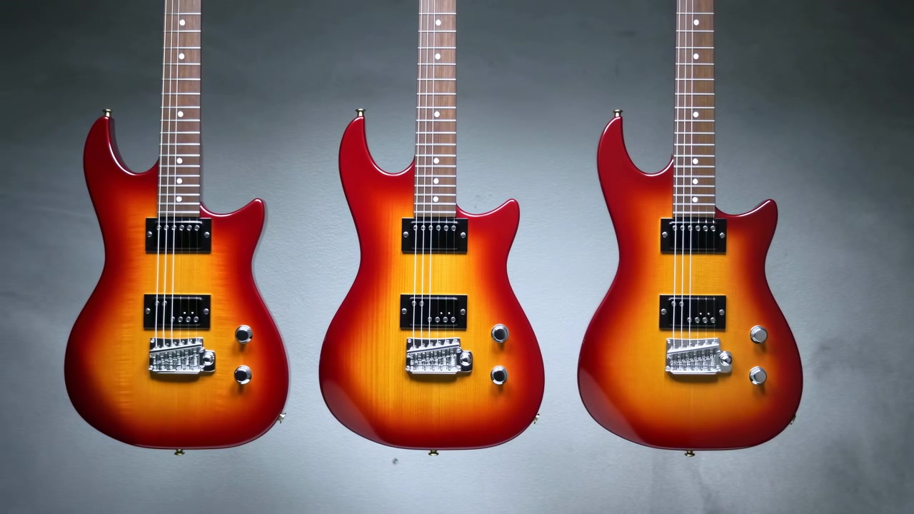 Tres guitarras eléctricas a juego permanecen uniformemente alineadas en una exhibición frontal mientras el encuadre se mantiene estable, destacando los acabados cálidos rojo-anaranjados, las cuerdas, los controles y el hardware.