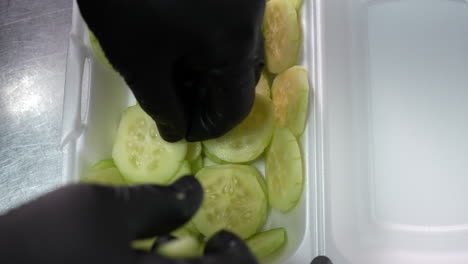 Forrar-Un-Tazón-Para-Llevar-Con-Rodajas-De-Pepino-Para-Un-Pedido-De-Tazón-De-Ceto---Serie-De-Camiones-De-Alimentos