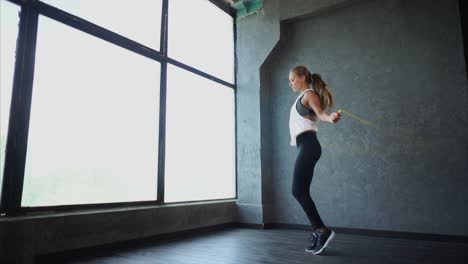 mujer saltando la cuerda