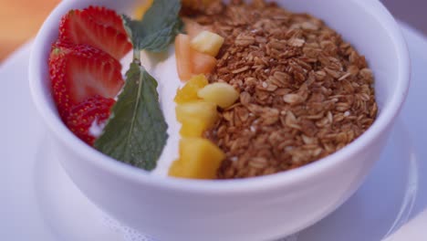 un plato de desayuno sabroso y saludable lleno de frutas frescas, cereales y yogur