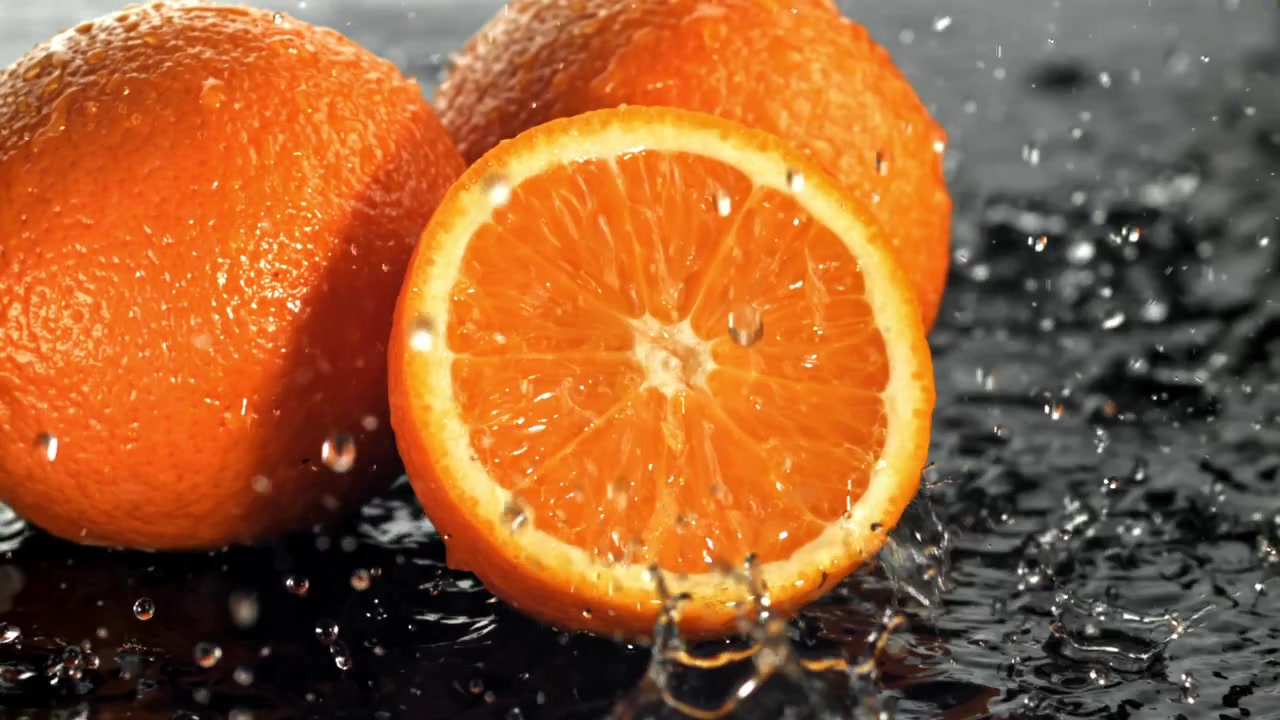 Primo piano di arance fresche con goccioline d'acqua.