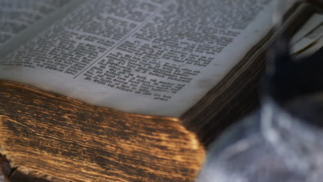 Alte-Dicke-Bibel-Mit-Abgenutzten-Seiten-Liegt-Auf-Dem-Tisch