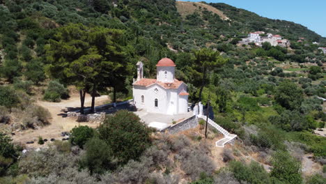 iglesia de agios panton en topolia, creta, grecia - vista aérea en las montañas