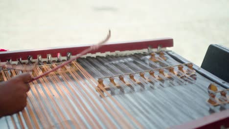 instrumento de cuerda tradicional griego que se toca de cerca